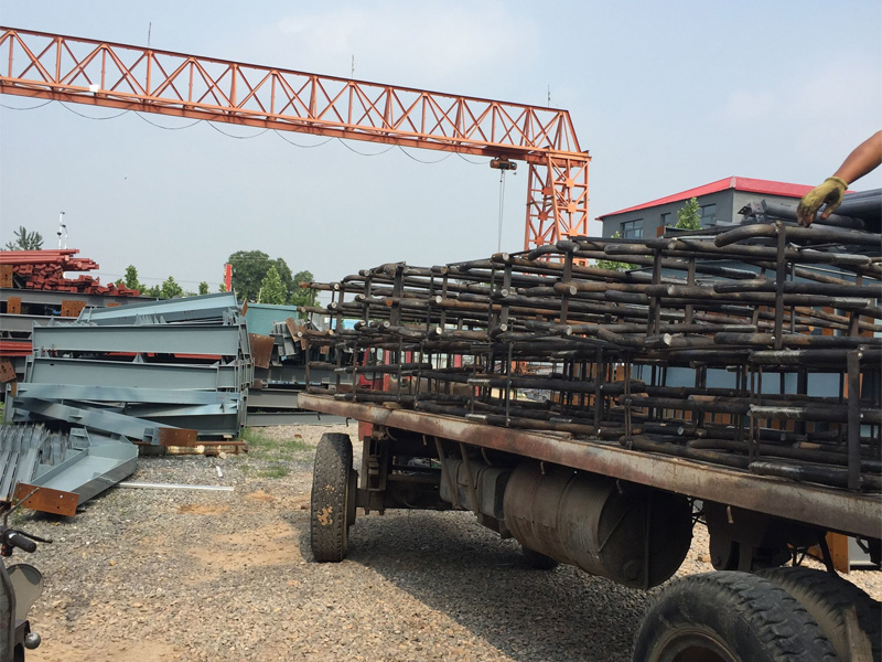 3地腳螺栓運(yùn)去工地