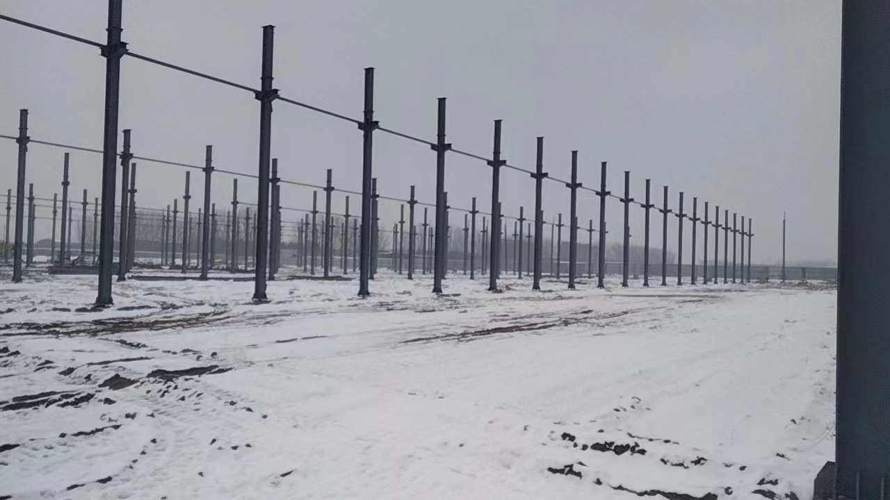 衡水鋼結(jié)構(gòu),衡水鋼結(jié)構(gòu)廠,衡水鋼結(jié)構(gòu)廠房,衡水鋼結(jié)構(gòu)廠家，衡水廠房車間加工，衡水鋼結(jié)構(gòu)--金鼎鋼構(gòu)廠雪景工地